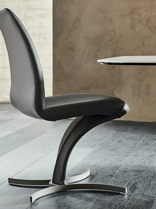 Sedia di design con base in acciaio e rivestimento in pelle Betty di Cattelan Italia