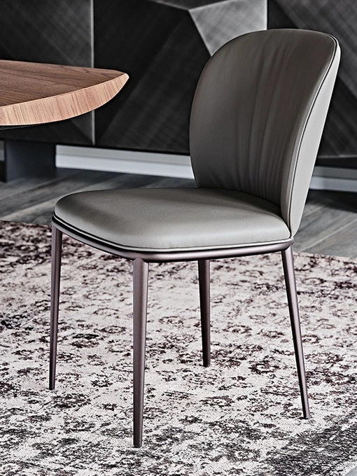 Sedia con gambe in acciaio rivestita in pelle Chris ML di Cattelan Italia