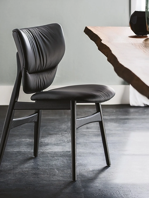 Sedia in legno con seduta e schienale in pelle Dumbo di Cattelan Italia