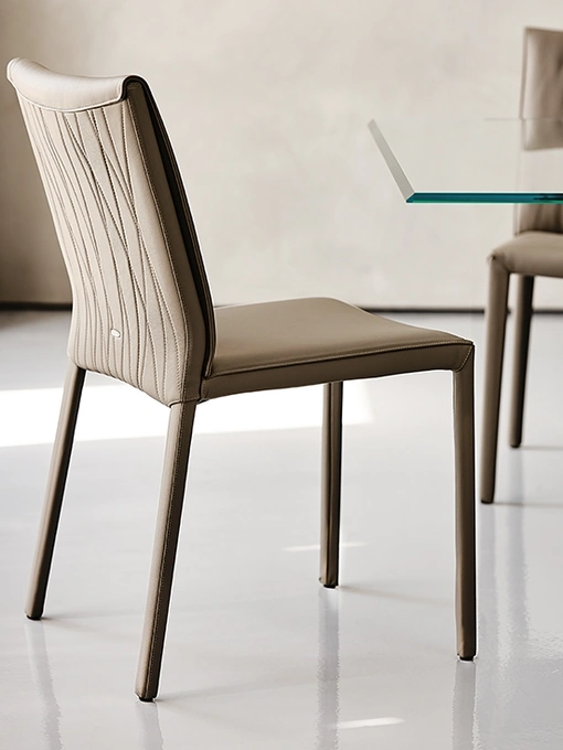 Sedia in ecopelle con imbottitura trapuntata Italia Couture di Cattelan Italia