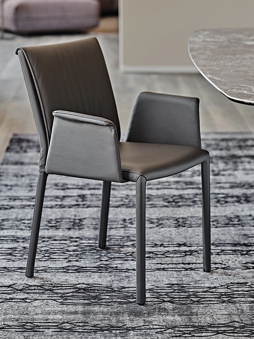Sedia in ecopelle con braccioli Italia di Cattelan Italia
