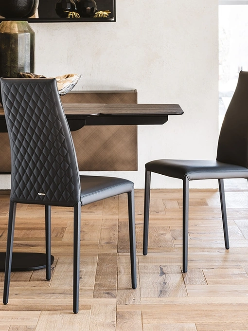 Sedia in pelle con schienale trapuntato Kay Couture di Cattelan Italia