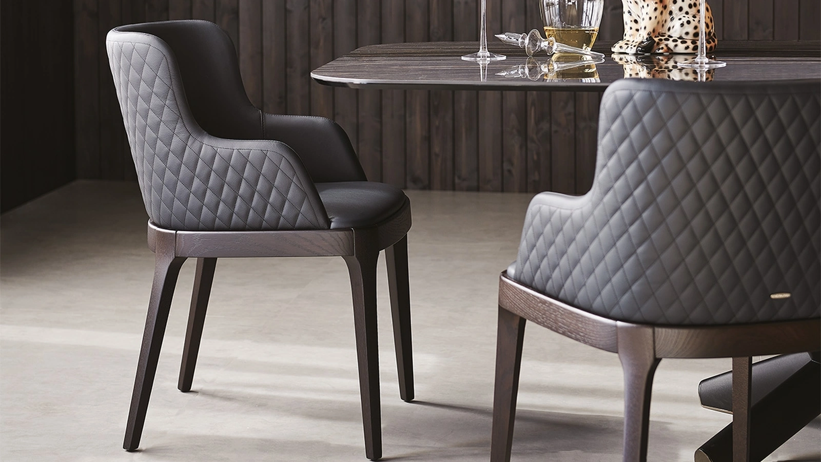 Sedia in pelle con schienale trapuntato Magda Couture di Cattelan Italia
