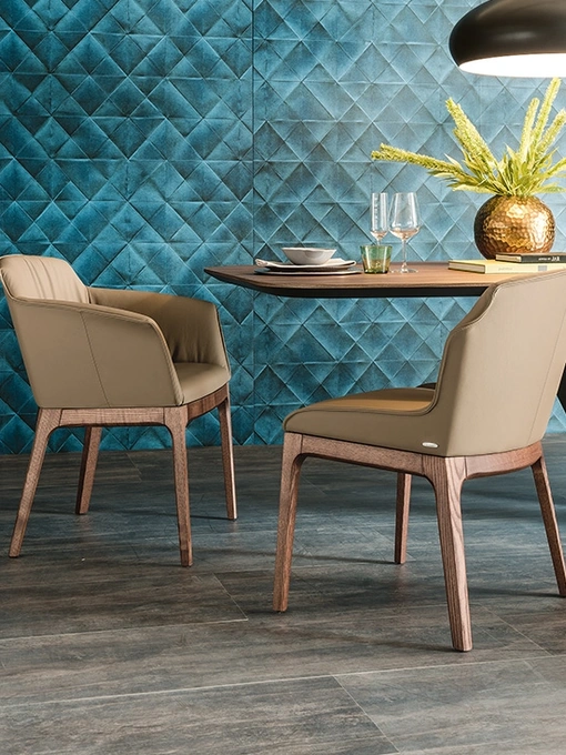 Sedia Musa in pelle con base in legno di Cattelan Italia