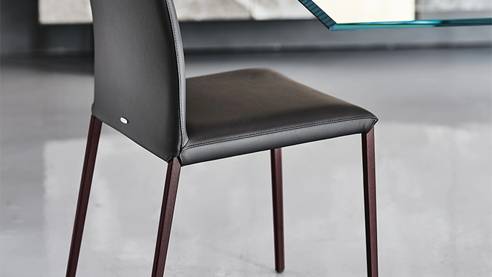 Sedia in pelle con schienale alto e struttura leggera in alluminio Norma ML di Cattelan Italia