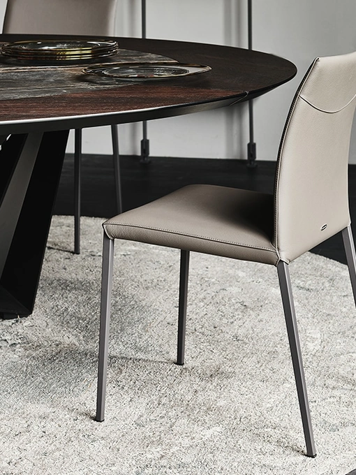 Sedia in pelle con struttura leggera in alluminio Norma ML di Cattelan Italia