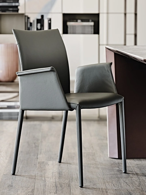 Sedia in pelle con braccioli Norma di Cattelan Italia