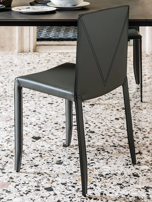Sedia superleggera e pratica rivestita in cuoio Piuma di Cattelan Italia