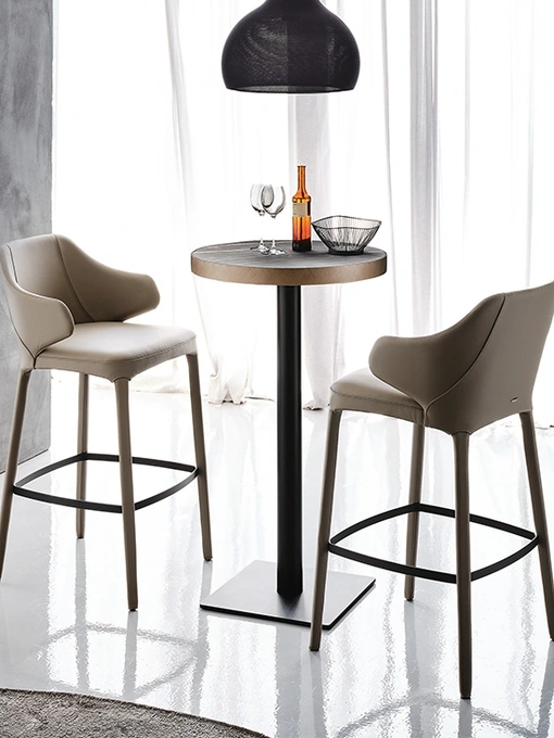 Sgabello in acciaio con rivestimento in pelle Wanda di Cattelan Italia