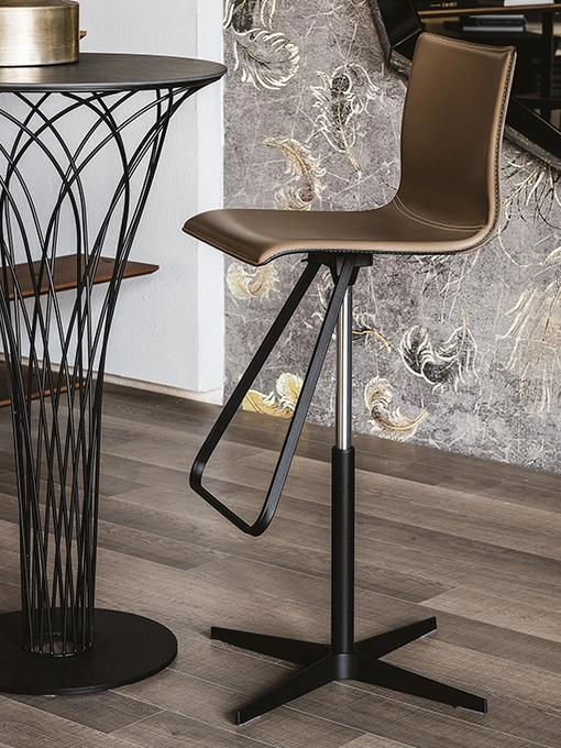 Sgabello in acciaio e cuoio Toto X di Cattelan Italia