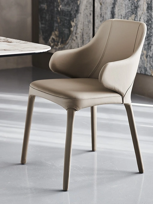 Sedia in pelle imbottita con braccioli Wanda di Cattelan Italia