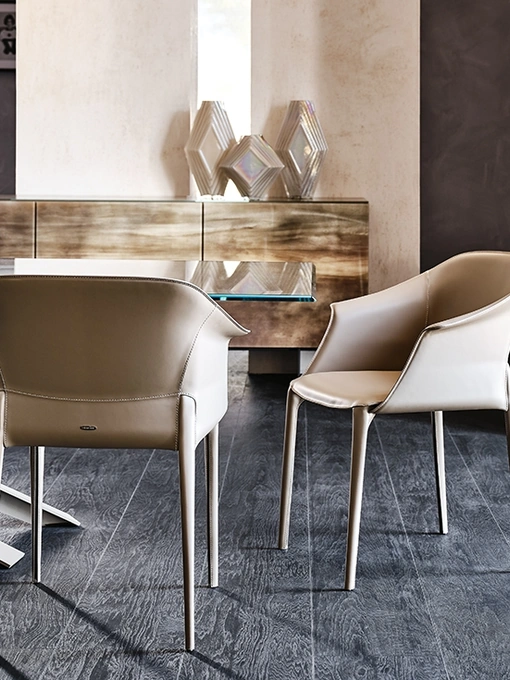 Sedia in pelle con braccioli Zuleika di Cattelan Italia