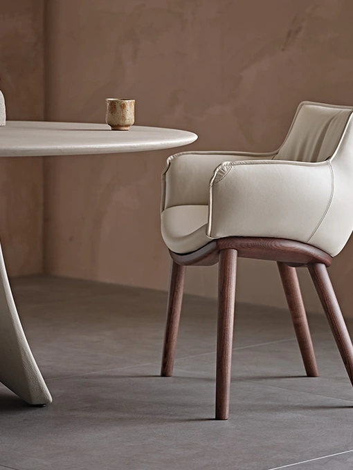 Sedia in pelle imbottita con struttura in legno Rhonda Wood di Cattelan Italia