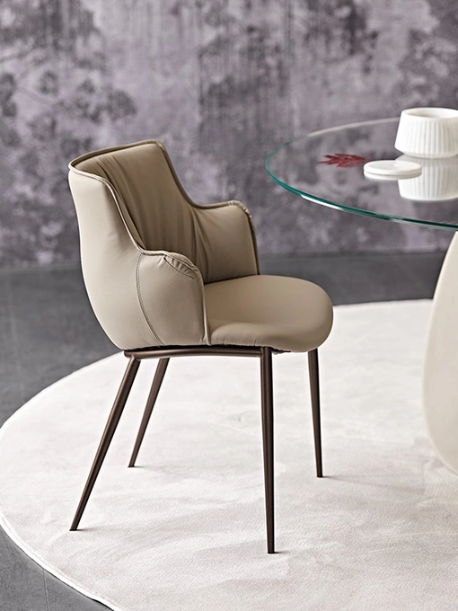 Sedia in pelle imbottita con braccioli Rihanna ML di Cattelan Italia