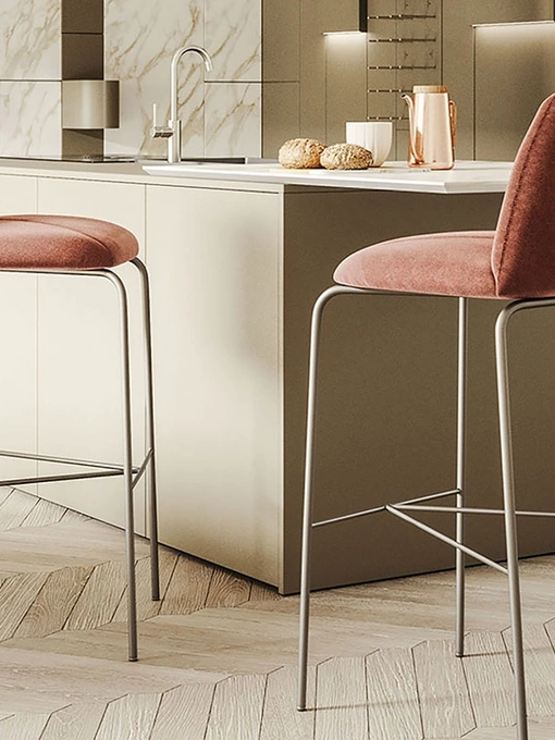 Sgabello Mantra in velluto con gambe in metallo di Ronda Design