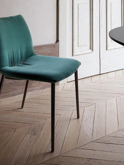 Sedia Nirvana in tessuto imbottito con gambe in metallo di Ronda Design