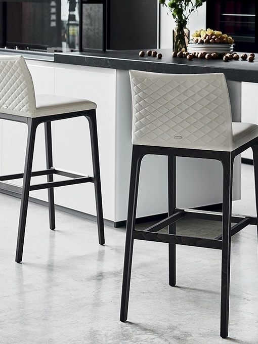 Sgabello in legno con seduta in pelle e schienale trapuntato Arcadia Couture di Cattelan Italia