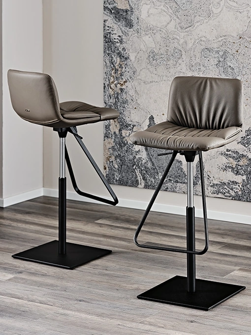 Sgabello in acciaio inox con rivestimento in pelle Axel di Cattelan Italia