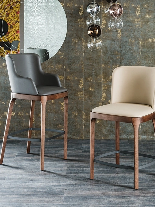 Sgabello in pelle con e senza braccioli con struttura in legno Magda di Cattelan Italia