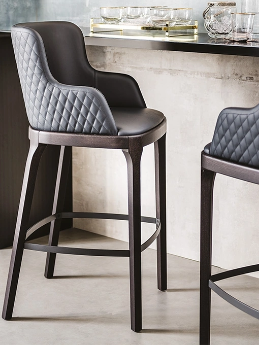 Sgabello in pelle con schienale trapuntato e struttura in legno Magda Couture di Cattelan Italia