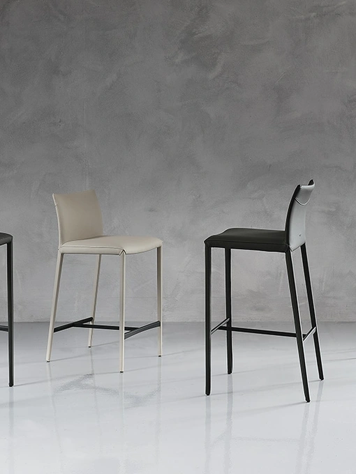 Sgabello in acciaio con rivestimento in pelle Norma di Cattelan Italia