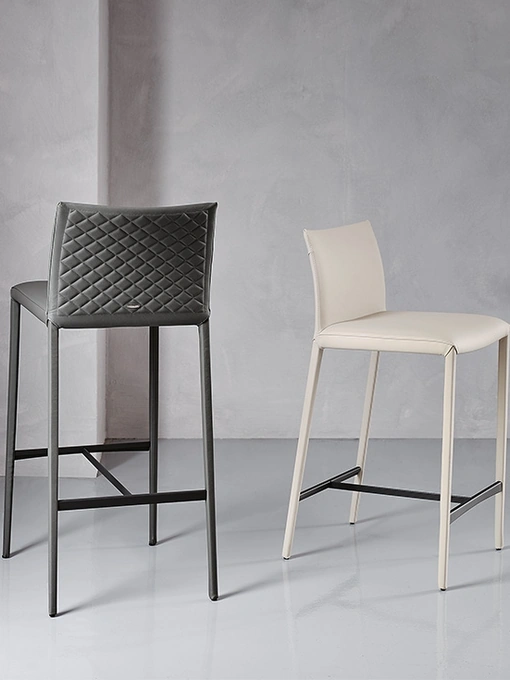 Sgabello in pelle con schienale trapuntato Norma Couture di Cattelan Italia