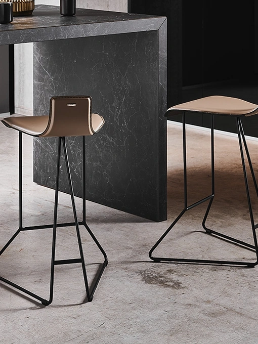 Sgabello in cuoio con base in acciaio Pepe di Cattelan Italia