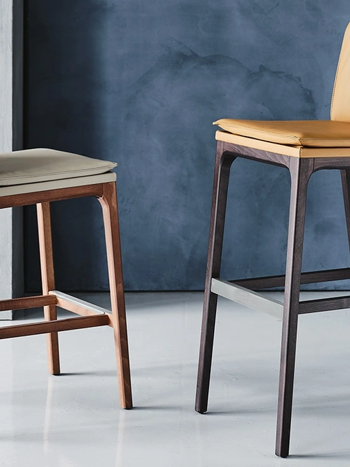 Sgabello in ecopelle con struttura in legno Sofia di Cattelan Italia