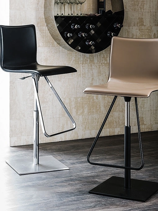 Sgabello in acciaio con rivestimento in cuoio Toto di Cattelan Italia