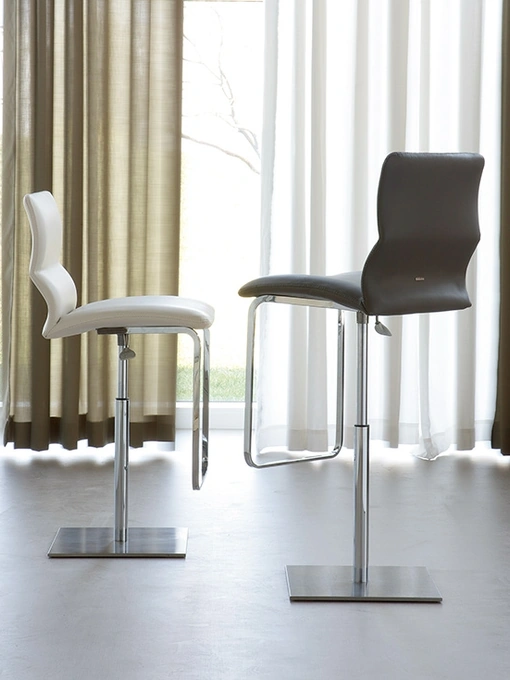 Sgabello in acciaio con seduta in pelle Victor di Cattelan Italia