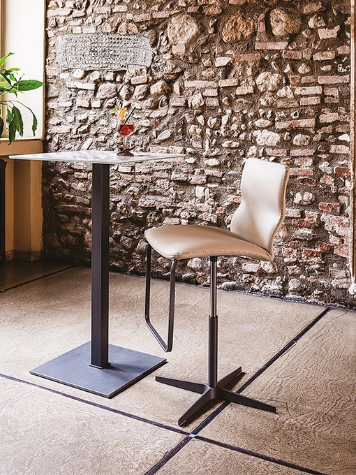 Sgabello in acciaio verniciato con seduta in pelle Victor X di Cattelan Italia