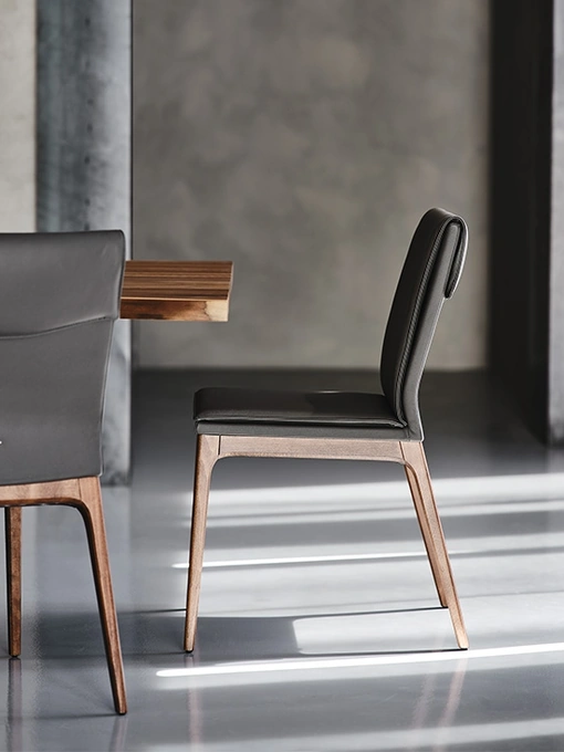 Sedia in pelle con gambe in legno Sofia di Cattelan Italia