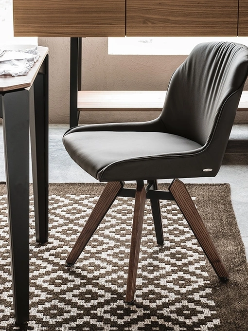 Sedia Tyler in pelle con gambe in legno di Cattelan Italia