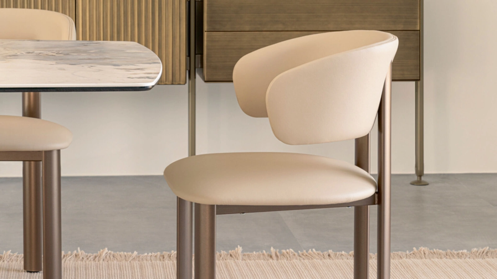 Sedia di design in pelle Velvet di Riflessi