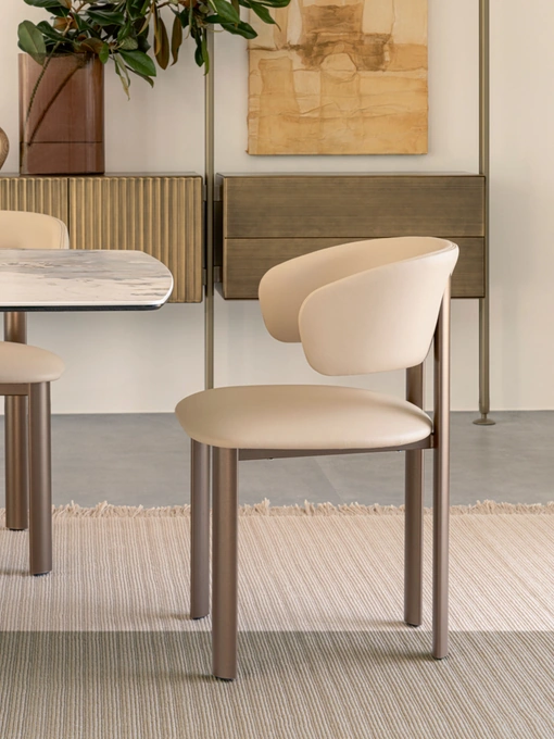 Sedia di design in pelle Velvet di Riflessi
