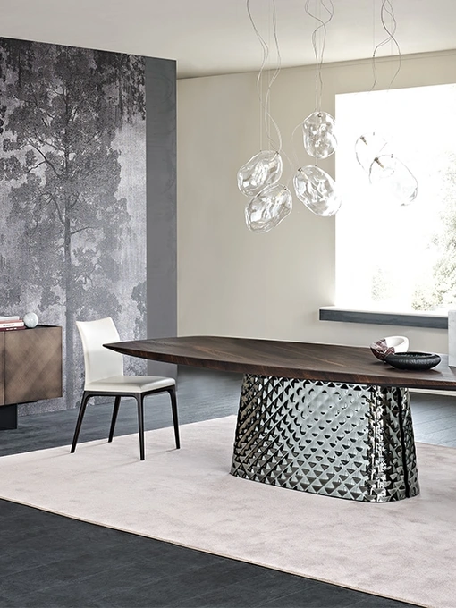 Tavolo con base in cristallo specchiato e piano in legno Atrium Wood di Cattelan Italia