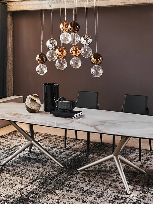 Tavolo Atlantis con base in acciaio e piano in ceramica Marmi Keramik di Cattelan Italia