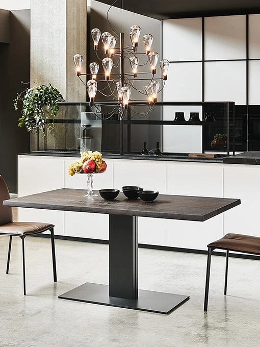 Tavolo con base in acciaio e piano in legno di noce Elvis Wood di Cattelan Italia