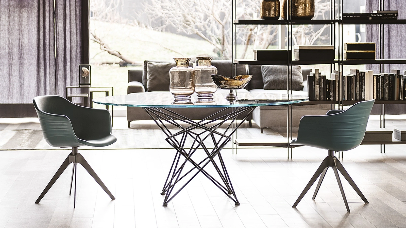 Tavolo con base in acciaio e piano in cristallo bisellato Gordon di Cattelan Italia