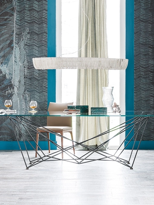 Tavolo con base in acciaio e piano in cristallo bisellato Gordon di Cattelan Italia