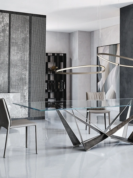 Tavolo con base in acciaio e piano in cristallo Skorpio di Cattelan Italia