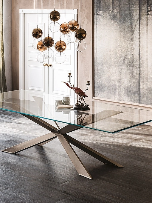 Tavolo con piano in cristallo e base in acciaio Spyder di Cattelan Italia