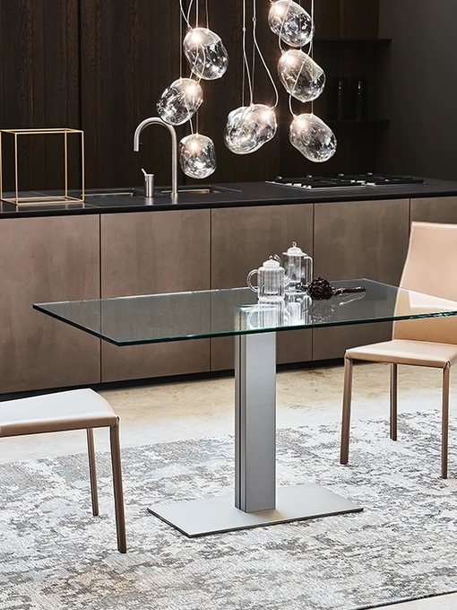 Tavolo Elvis con base centrale in acciaio e piano in vetro di Cattelan Italia