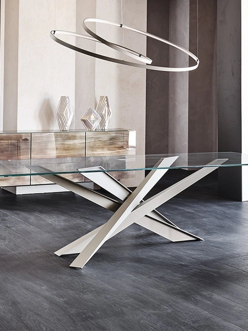 Tavolo dalle linee scultoree con piano in vetro Lancer di Cattelan Italia
