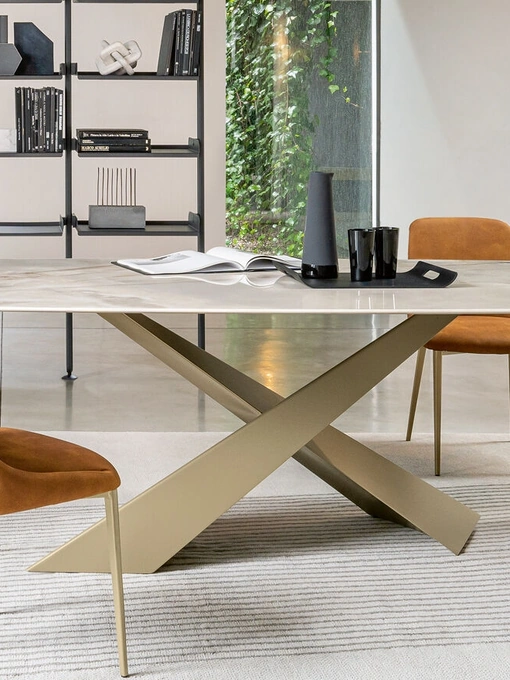 Tavolo allungabile Living con piano in Ceramica e base in metallo verniciato di Riflessi
