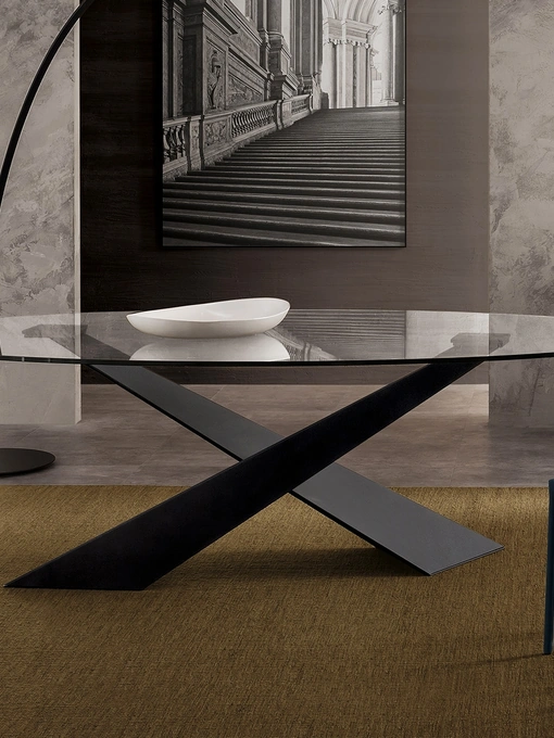 Tavolo ovale Living con top in Cristallo e base in metallo verniciato di Riflessi