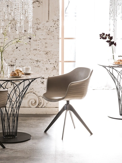 Tavolo rotondo con top in ceramica Marmi e base in acciaio intrecciato Nido Keramik Bistrò di Cattelan Italia