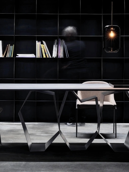 Tavolo di design Quasimodo con top dalla forma irregolare in ceramica e base in metallo di Ronda Design