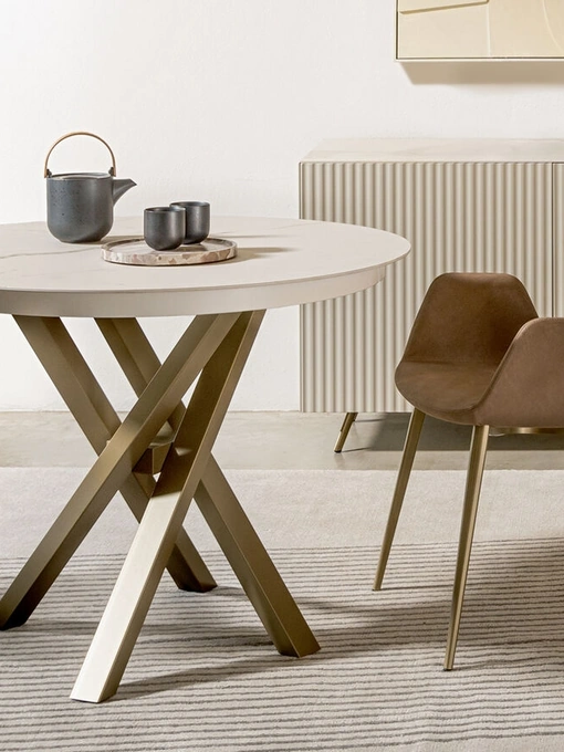 Tavolo allungabile Shangai Round con top in ceramica e base in alluminio verniciato di Riflessi