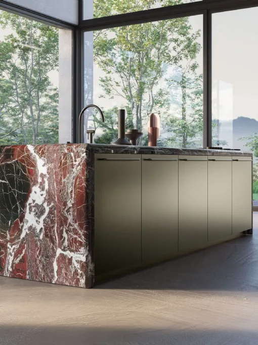 Cucina Design Antis Project 1 in laccato metallizzato Bronzo e marmo Rosso Lepanto lucido di Euromobil